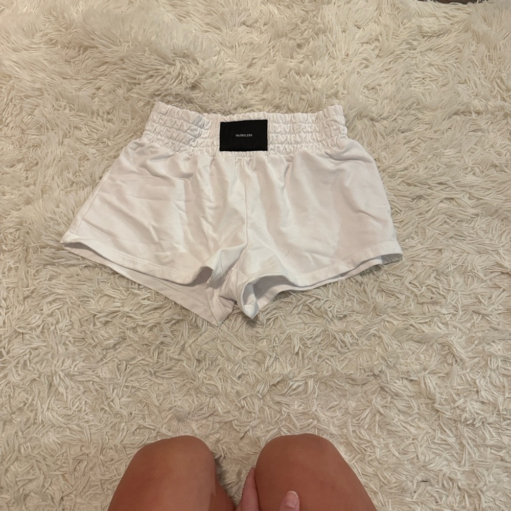 TALENTLESS White Highwaisted boxer shorts